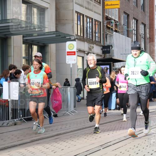 05.10.2025 - 20. swb-Marathon Bremen Strokosch-Dieckow http://msf.ph/oto/9259554 05.10.2025 10:59:52 Ziel 7177, 7621, 9005, 9381, 9495, 9603, 9604, 9611, 9666, 9672, 10138, 10290, 10291, 10311, 10345, 10406, 10489, 10492, 10572, 10889, 10919, 10985, 11026, 11050, 11063, 11125, 11263, 11266, 11424, 11600, 11639, 11699, 11713, 7177, 7621, 9005, 9381, 9495, 9603, 9604, 9611, 9666, 9672, 10138, 10290, 10291, 10311, 10345, 10406, 10489, 10492, 10572, 10889, 10919, 10985, 11026, 11050, 11063, 11125, 11263, 11266, 11424, 11600, 11639 meine-sportfotos.de