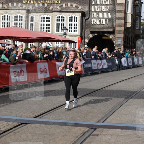 05.10.2025 - 20. swb-Marathon Bremen Yannick Fuchs http://msf.ph/oto/9259567 05.10.2025 11:17:34 Ziel 9805, 11008 meine-sportfotos.de