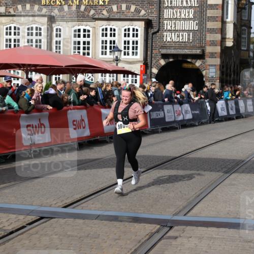 05.10.2025 - 20. swb-Marathon Bremen Yannick Fuchs http://msf.ph/oto/9259575 05.10.2025 11:17:34 Ziel 9805, 11008 meine-sportfotos.de