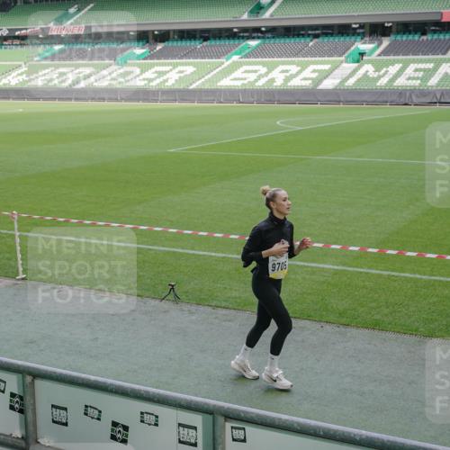 05.10.2025 - 20. swb-Marathon Bremen Michael Burmester http://msf.ph/oto/9259585 05.10.2025 10:48:12 Laufen im Stadion 9323, 9348, 9408, 9477, 9563, 9679, 9698, 9705, 9805, 10012, 10076, 10198, 10613, 10795, 10874, 10913, 11631, 11690, 11743, 9691, 9946, 10041, 10677 meine-sportfotos.de