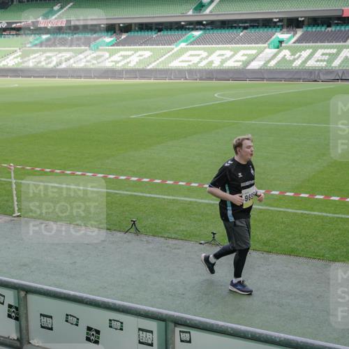 05.10.2025 - 20. swb-Marathon Bremen Michael Burmester http://msf.ph/oto/9259607 05.10.2025 10:48:19 Laufen im Stadion 9323, 9348, 9408, 9477, 9563, 9679, 9698, 9705, 9805, 10012, 10076, 10198, 10613, 10795, 10874, 10913, 11109, 11480, 11631, 11690, 11743, 9691, 9946, 10677 meine-sportfotos.de