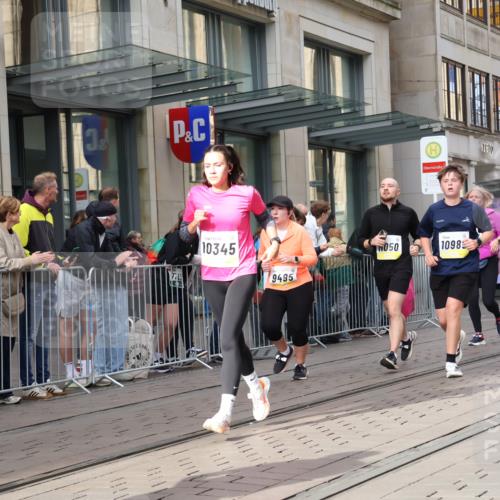 05.10.2025 - 20. swb-Marathon Bremen Strokosch-Dieckow http://msf.ph/oto/9259621 05.10.2025 10:59:55 Ziel 7177, 7215, 7621, 9173, 9495, 9603, 9604, 9611, 9666, 9672, 10067, 10138, 10217, 10345, 10406, 10489, 10492, 10504, 10572, 10794, 10889, 10919, 10930, 10985, 11026, 11050, 11063, 11125, 11263, 11266, 11424, 11600, 11699, 11713, 7177, 7215, 7621, 9173, 9495, 9603, 9604, 9611, 9666, 9672, 10067, 10138, 10217, 10345, 10406, 10489, 10492, 10504, 10572, 10794, 10889, 10919, 10930, 10985, 11026, 11050, 11063, 11125, 11263, 11266, 11424, 11600 meine-sportfotos.de