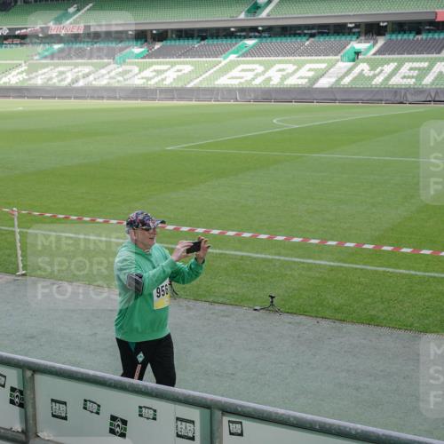 05.10.2025 - 20. swb-Marathon Bremen Michael Burmester http://msf.ph/oto/9259628 05.10.2025 10:48:22 Laufen im Stadion 9323, 9408, 9477, 9563, 9679, 9698, 9705, 9805, 10012, 10076, 10198, 10361, 10362, 10613, 10795, 10874, 10913, 11109, 11480, 11631, 11690, 11743, 9348, 10198, 10677 meine-sportfotos.de