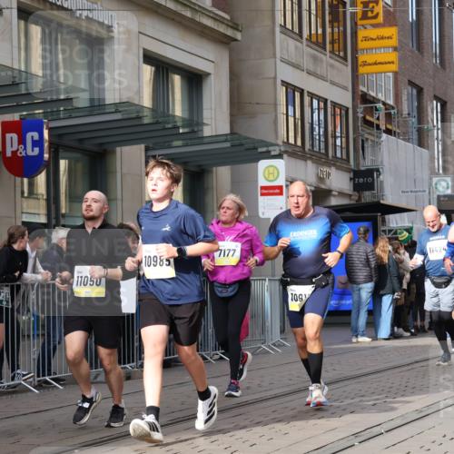 05.10.2025 - 20. swb-Marathon Bremen Strokosch-Dieckow http://msf.ph/oto/9259646 05.10.2025 10:59:56 Ziel 7177, 7215, 7621, 9173, 9495, 9603, 9611, 9666, 9672, 10067, 10138, 10217, 10345, 10406, 10489, 10492, 10504, 10572, 10794, 10889, 10919, 10930, 10985, 11026, 11050, 11063, 11125, 11263, 11266, 11424, 11600, 11699, 11713, 7177, 7215, 7621, 9173, 9495, 9603, 9611, 9666, 9672, 10067, 10138, 10217, 10345, 10406, 10489, 10492, 10504, 10572, 10794, 10889, 10919, 10930, 10985, 11026, 11050, 11063, 11125, 11263, 11266, 11424, 11600 meine-sportfotos.de