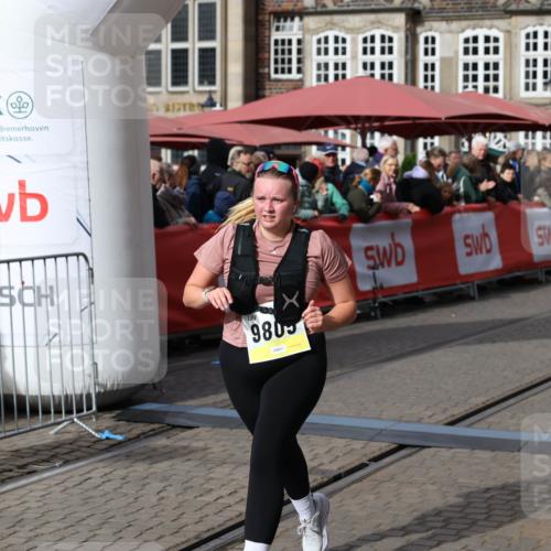 05.10.2025 - 20. swb-Marathon Bremen Yannick Fuchs http://msf.ph/oto/9259652 05.10.2025 11:17:36 Ziel 9805 meine-sportfotos.de