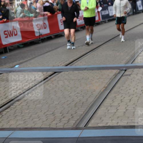 05.10.2025 - 20. swb-Marathon Bremen Yannick Fuchs http://msf.ph/oto/9259660 05.10.2025 11:17:47 Ziel 9869, 10312, 10465 meine-sportfotos.de