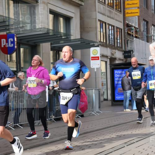 05.10.2025 - 20. swb-Marathon Bremen Strokosch-Dieckow http://msf.ph/oto/9259666 05.10.2025 10:59:57 Ziel 7177, 7215, 7621, 9173, 9495, 9603, 9611, 9666, 9672, 10067, 10071, 10138, 10217, 10345, 10406, 10489, 10492, 10504, 10572, 10794, 10889, 10919, 10930, 10985, 11026, 11050, 11063, 11125, 11263, 11424, 11600, 11619, 11699, 11713, 7177, 7215, 7621, 9173, 9495, 9603, 9611, 9666, 9672, 10067, 10071, 10138, 10217, 10345, 10406, 10489, 10492, 10504, 10572, 10794, 10889, 10919, 10930, 10985, 11026, 11050, 11063, 11125, 11263, 11424, 11600 meine-sportfotos.de