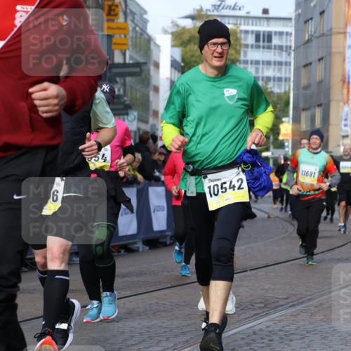 05.10.2025 - 20. swb-Marathon Bremen Strokosch-Dieckow http://msf.ph/oto/9259681 05.10.2025 11:05:30 Ziel 7654, 9210, 9419, 9752, 10025, 10158, 10289, 10426, 10437, 10511, 10542, 10999, 11064, 11164, 11676, 11681 meine-sportfotos.de
