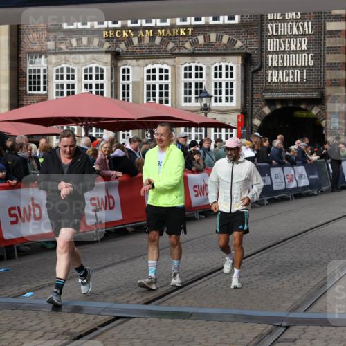 05.10.2025 - 20. swb-Marathon Bremen Yannick Fuchs http://msf.ph/oto/9259687 05.10.2025 11:17:48 Ziel 9869, 10312, 10465 meine-sportfotos.de