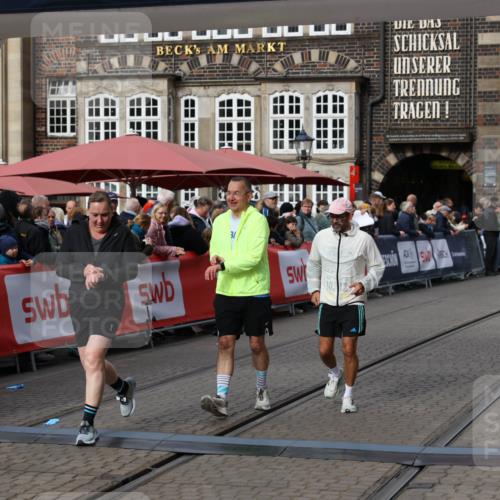 05.10.2025 - 20. swb-Marathon Bremen Yannick Fuchs http://msf.ph/oto/9259694 05.10.2025 11:17:48 Ziel 9869, 10312, 10465 meine-sportfotos.de