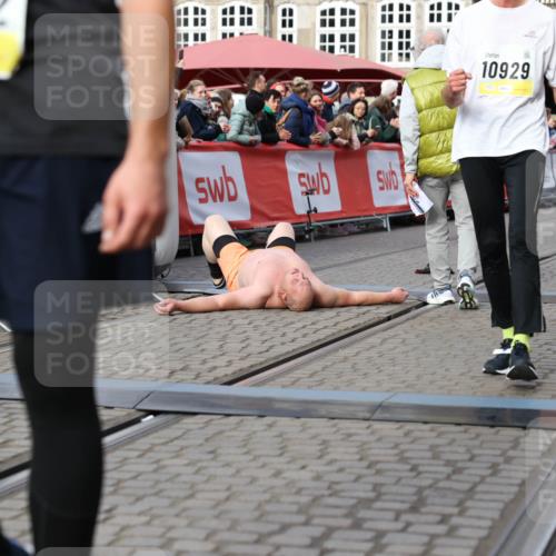 05.10.2025 - 20. swb-Marathon Bremen Yannick Fuchs http://msf.ph/oto/9259699 05.10.2025 10:47:58 Ziel 9929, 10062, 10089, 10382, 10601, 10929, 11244, 11628 meine-sportfotos.de