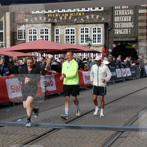 05.10.2025 - 20. swb-Marathon Bremen Yannick Fuchs http://msf.ph/oto/9259702 05.10.2025 11:17:48 Ziel 9869, 10312, 10465 meine-sportfotos.de