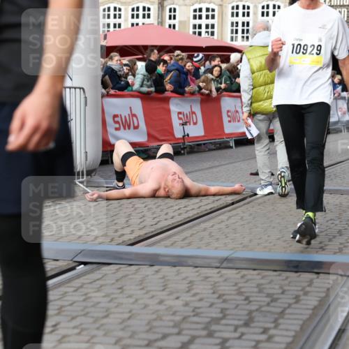 05.10.2025 - 20. swb-Marathon Bremen Yannick Fuchs http://msf.ph/oto/9259706 05.10.2025 10:47:58 Ziel 9929, 10062, 10089, 10382, 10601, 10929, 11244, 11628 meine-sportfotos.de