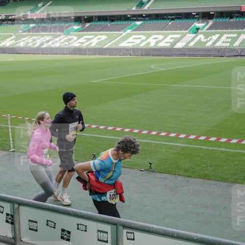 05.10.2025 - 20. swb-Marathon Bremen Michael Burmester http://msf.ph/oto/9259708 05.10.2025 10:48:37 Laufen im Stadion 9408, 9698, 9705, 9753, 10012, 10076, 10361, 10362, 10613, 10795, 10874, 10913, 11109, 11216, 11480, 11631, 11690, 11743, 9323, 9348, 9477, 9563, 9679, 9805, 10012, 10198 meine-sportfotos.de