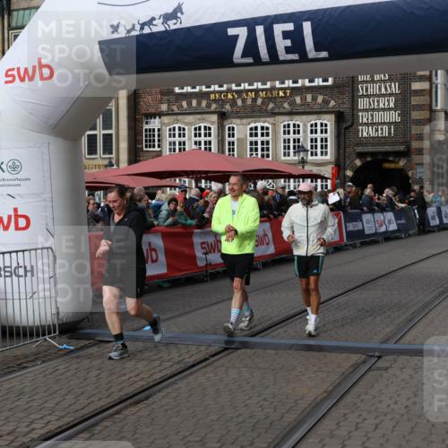 05.10.2025 - 20. swb-Marathon Bremen Yannick Fuchs http://msf.ph/oto/9259709 05.10.2025 11:17:49 Ziel 9869, 10312, 10465 meine-sportfotos.de