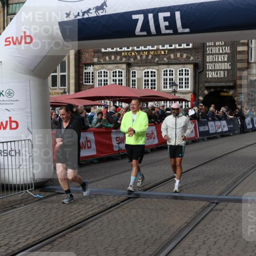 05.10.2025 - 20. swb-Marathon Bremen Yannick Fuchs http://msf.ph/oto/9259715 05.10.2025 11:17:49 Ziel 9869, 10312, 10465 meine-sportfotos.de