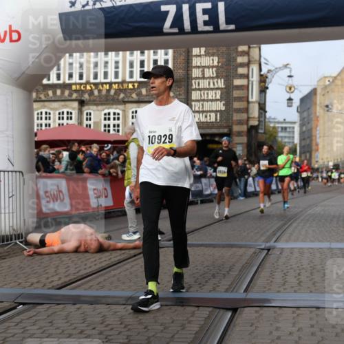 05.10.2025 - 20. swb-Marathon Bremen Yannick Fuchs http://msf.ph/oto/9259717 05.10.2025 10:47:59 Ziel 9929, 10089, 10382, 10601, 10929, 11628 meine-sportfotos.de