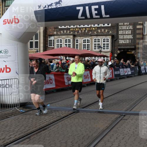 05.10.2025 - 20. swb-Marathon Bremen Yannick Fuchs http://msf.ph/oto/9259724 05.10.2025 11:17:49 Ziel 9869, 10312, 10465 meine-sportfotos.de