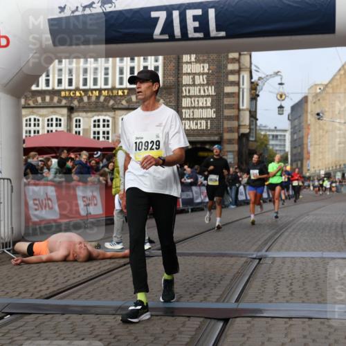 05.10.2025 - 20. swb-Marathon Bremen Yannick Fuchs http://msf.ph/oto/9259728 05.10.2025 10:47:59 Ziel 9929, 10089, 10382, 10601, 10929, 11628 meine-sportfotos.de