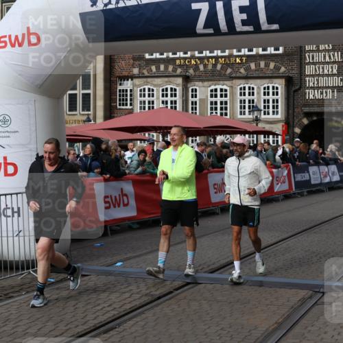 05.10.2025 - 20. swb-Marathon Bremen Yannick Fuchs http://msf.ph/oto/9259731 05.10.2025 11:17:49 Ziel 9869, 10312, 10465 meine-sportfotos.de