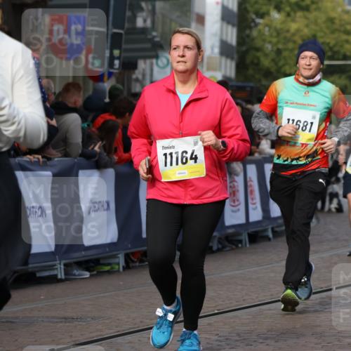 05.10.2025 - 20. swb-Marathon Bremen Strokosch-Dieckow http://msf.ph/oto/9259741 05.10.2025 11:05:32 Ziel 7654, 9210, 9419, 9752, 10025, 10289, 10426, 10437, 10511, 10542, 10999, 11164, 11676, 11681 meine-sportfotos.de
