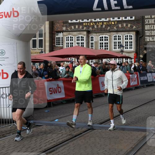 05.10.2025 - 20. swb-Marathon Bremen Yannick Fuchs http://msf.ph/oto/9259746 05.10.2025 11:17:49 Ziel 9869, 10312, 10465 meine-sportfotos.de