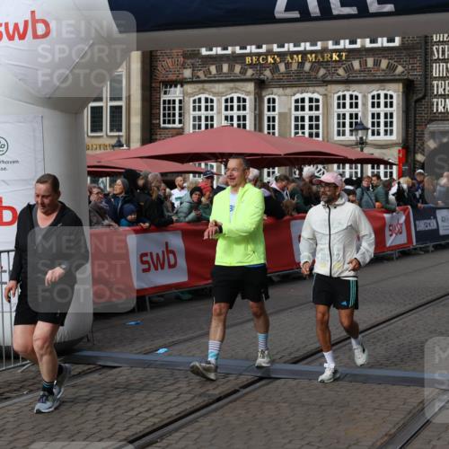 05.10.2025 - 20. swb-Marathon Bremen Yannick Fuchs http://msf.ph/oto/9259749 05.10.2025 11:17:49 Ziel 9869, 10312, 10465 meine-sportfotos.de