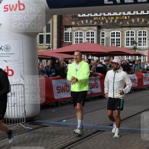 05.10.2025 - 20. swb-Marathon Bremen Yannick Fuchs http://msf.ph/oto/9259758 05.10.2025 11:17:49 Ziel 9869, 10312, 10465 meine-sportfotos.de