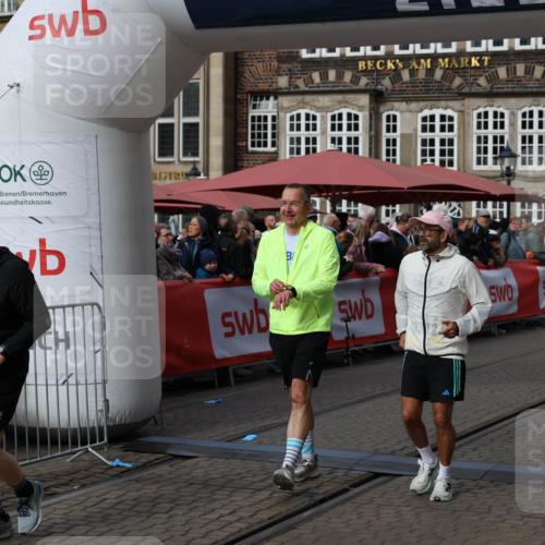 05.10.2025 - 20. swb-Marathon Bremen Yannick Fuchs http://msf.ph/oto/9259765 05.10.2025 11:17:49 Ziel 9869, 10312, 10465 meine-sportfotos.de