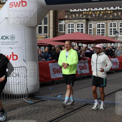 05.10.2025 - 20. swb-Marathon Bremen Yannick Fuchs http://msf.ph/oto/9259775 05.10.2025 11:17:50 Ziel 9869, 10312, 10465 meine-sportfotos.de