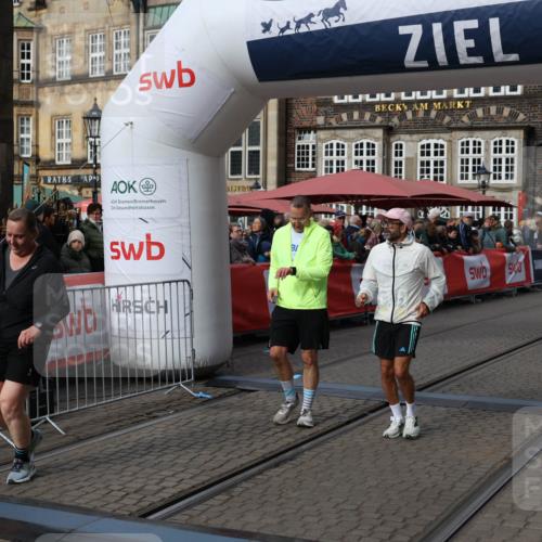 05.10.2025 - 20. swb-Marathon Bremen Yannick Fuchs http://msf.ph/oto/9259784 05.10.2025 11:17:50 Ziel 9869, 10312, 10465 meine-sportfotos.de