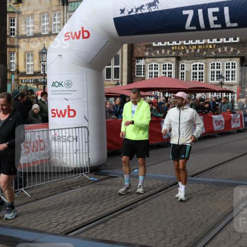 05.10.2025 - 20. swb-Marathon Bremen Yannick Fuchs http://msf.ph/oto/9259789 05.10.2025 11:17:50 Ziel 9869, 10312, 10465 meine-sportfotos.de