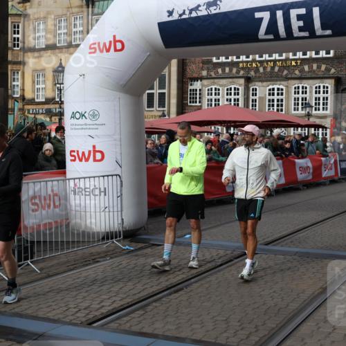 05.10.2025 - 20. swb-Marathon Bremen Yannick Fuchs http://msf.ph/oto/9259794 05.10.2025 11:17:50 Ziel 9869, 10312, 10465 meine-sportfotos.de