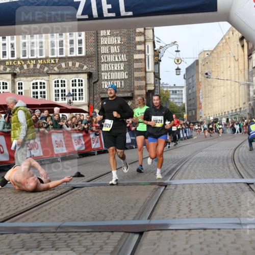 05.10.2025 - 20. swb-Marathon Bremen Yannick Fuchs http://msf.ph/oto/9259803 05.10.2025 10:48:01 Ziel 9929, 10089, 10929, 11628 meine-sportfotos.de