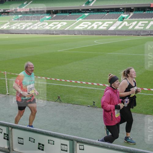 05.10.2025 - 20. swb-Marathon Bremen Michael Burmester http://msf.ph/oto/9259816 05.10.2025 10:48:42 Laufen im Stadion 9408, 9698, 9753, 10076, 10361, 10362, 10613, 10795, 10874, 10913, 11109, 11216, 11480, 11631, 11690, 11743, 9323, 9477, 9563, 9679, 9698, 9705, 9805, 10012, 10198 meine-sportfotos.de