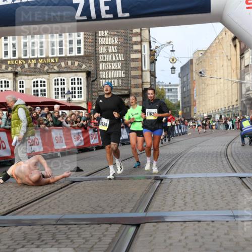 05.10.2025 - 20. swb-Marathon Bremen Yannick Fuchs http://msf.ph/oto/9259824 05.10.2025 10:48:01 Ziel 9929, 10089, 10929, 11628 meine-sportfotos.de