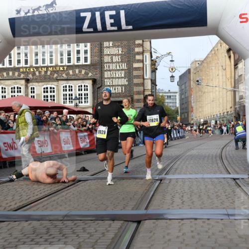 05.10.2025 - 20. swb-Marathon Bremen Yannick Fuchs http://msf.ph/oto/9259829 05.10.2025 10:48:01 Ziel 9929, 10089, 10929, 11628 meine-sportfotos.de