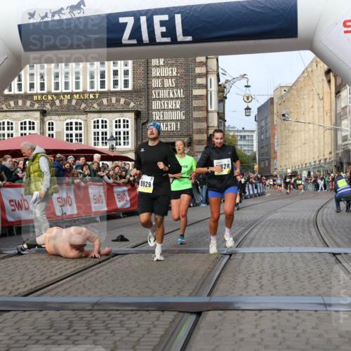 05.10.2025 - 20. swb-Marathon Bremen Yannick Fuchs http://msf.ph/oto/9259838 05.10.2025 10:48:01 Ziel 9929, 10089, 10929, 11628 meine-sportfotos.de