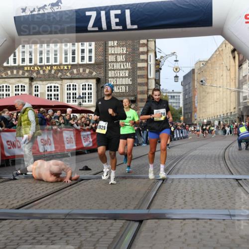 05.10.2025 - 20. swb-Marathon Bremen Yannick Fuchs http://msf.ph/oto/9259847 05.10.2025 10:48:01 Ziel 9929, 10089, 10929, 11628 meine-sportfotos.de