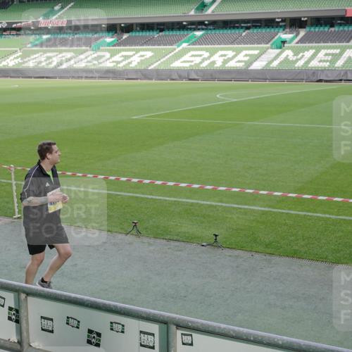 05.10.2025 - 20. swb-Marathon Bremen Michael Burmester http://msf.ph/oto/9259849 05.10.2025 10:48:51 Laufen im Stadion 9247, 9408, 9753, 10076, 10361, 10362, 10613, 10795, 10874, 10913, 11109, 11216, 11480, 11625, 11631, 11690, 11743, 9563, 9679, 9698, 9705, 10012 meine-sportfotos.de