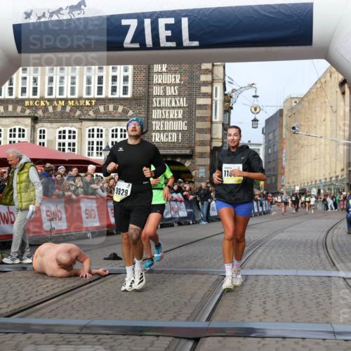 05.10.2025 - 20. swb-Marathon Bremen Yannick Fuchs http://msf.ph/oto/9259864 05.10.2025 10:48:02 Ziel 9929, 10089, 10929, 11187, 11628 meine-sportfotos.de