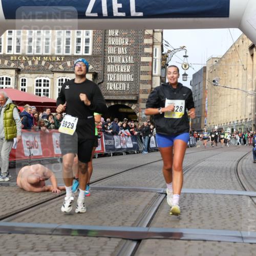 05.10.2025 - 20. swb-Marathon Bremen Yannick Fuchs http://msf.ph/oto/9259891 05.10.2025 10:48:02 Ziel 9929, 10089, 10929, 11187, 11628 meine-sportfotos.de