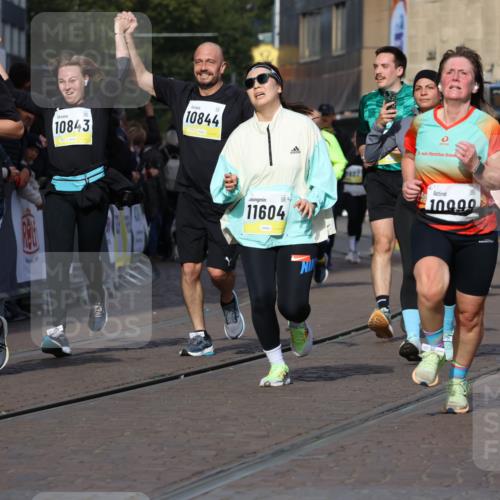05.10.2025 - 20. swb-Marathon Bremen Strokosch-Dieckow http://msf.ph/oto/9259894 05.10.2025 11:05:36 Ziel 7654, 9210, 9335, 9419, 10197, 10426, 10437, 10529, 10843, 10844, 10999, 11164, 11604, 11681 meine-sportfotos.de