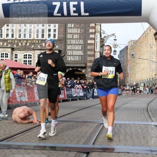 05.10.2025 - 20. swb-Marathon Bremen Yannick Fuchs http://msf.ph/oto/9259898 05.10.2025 10:48:02 Ziel 9929, 10089, 10929, 11187, 11628 meine-sportfotos.de