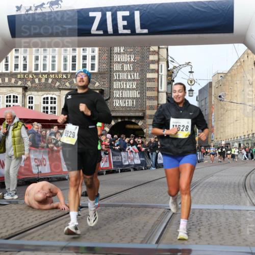 05.10.2025 - 20. swb-Marathon Bremen Yannick Fuchs http://msf.ph/oto/9259903 05.10.2025 10:48:02 Ziel 9929, 10089, 10929, 11187, 11628 meine-sportfotos.de
