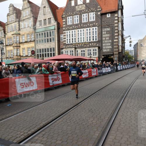 05.10.2025 - 20. swb-Marathon Bremen Yannick Fuchs http://msf.ph/oto/9259910 05.10.2025 11:18:08 Ziel 10808, 10949 meine-sportfotos.de