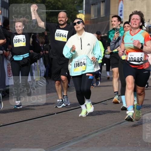 05.10.2025 - 20. swb-Marathon Bremen Strokosch-Dieckow http://msf.ph/oto/9259916 05.10.2025 11:05:36 Ziel 7654, 9210, 9335, 9419, 10197, 10426, 10437, 10529, 10843, 10844, 10999, 11164, 11604, 11681 meine-sportfotos.de