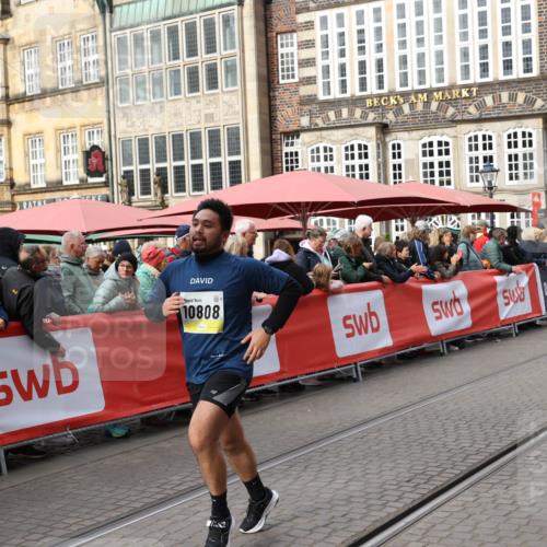 05.10.2025 - 20. swb-Marathon Bremen Yannick Fuchs http://msf.ph/oto/9259928 05.10.2025 11:18:09 Ziel 10808, 10949, 11082 meine-sportfotos.de