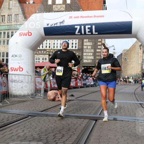 05.10.2025 - 20. swb-Marathon Bremen Yannick Fuchs http://msf.ph/oto/9259931 05.10.2025 10:48:03 Ziel 9929, 10089, 10266, 10929, 11187, 11628 meine-sportfotos.de
