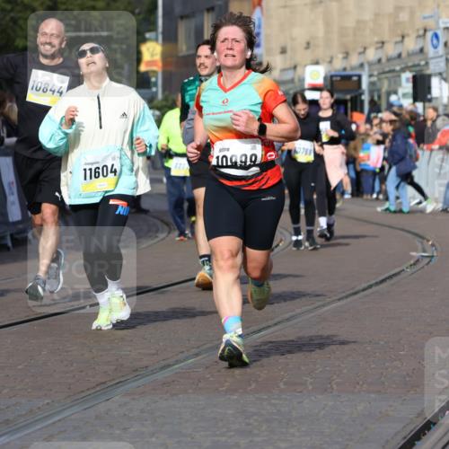 05.10.2025 - 20. swb-Marathon Bremen Strokosch-Dieckow http://msf.ph/oto/9259933 05.10.2025 11:05:37 Ziel 9210, 9335, 9419, 10197, 10437, 10529, 10843, 10844, 10999, 11164, 11604, 11681 meine-sportfotos.de